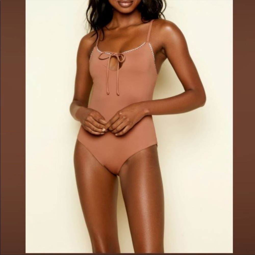 NWT Dippin Daisys tan Parasol one piece with white trim, size Large